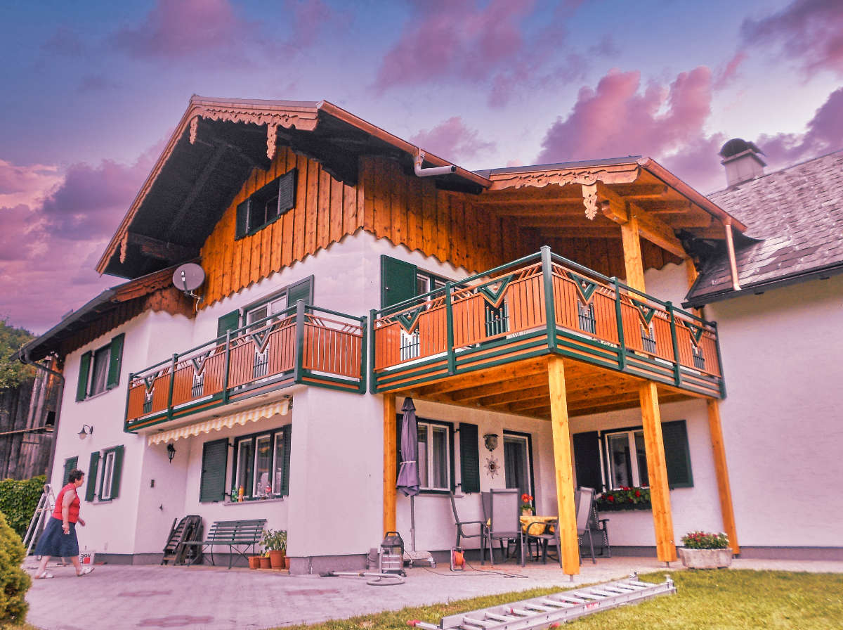 Alubalkon in Holzoptik