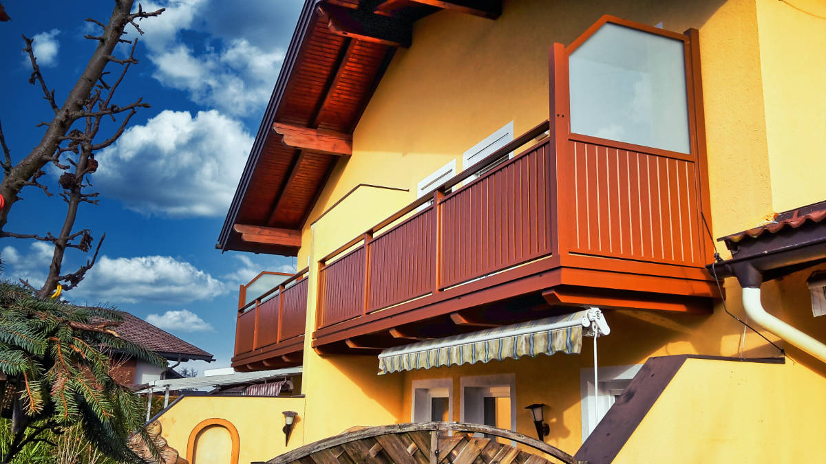 Holzbalkon mit Sichtschutz kombiniert