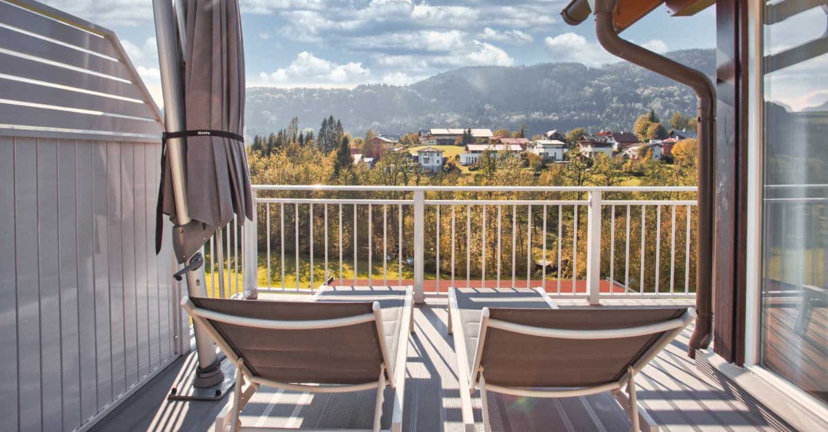 Sicht- und Windschutz aus Aluminium auf einer Terrasse