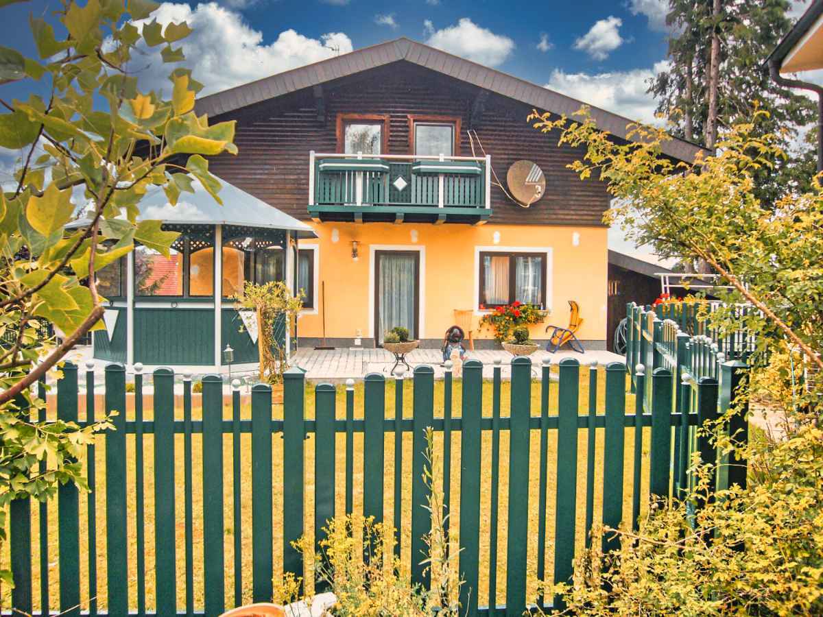 Haus im Grünen mit Gartenzaun