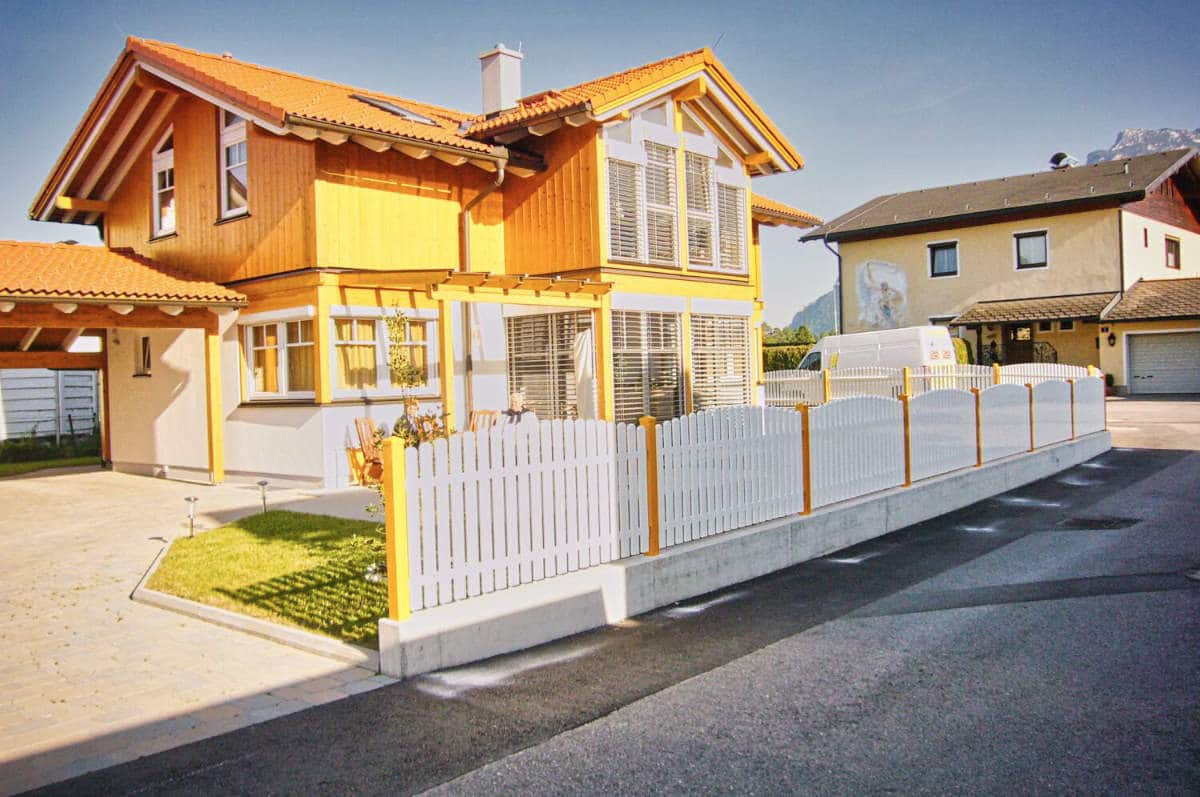 Haus mit Aluminium Gartenzaun