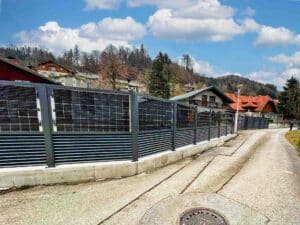 AluZaun mit Photovoltaikmodulen